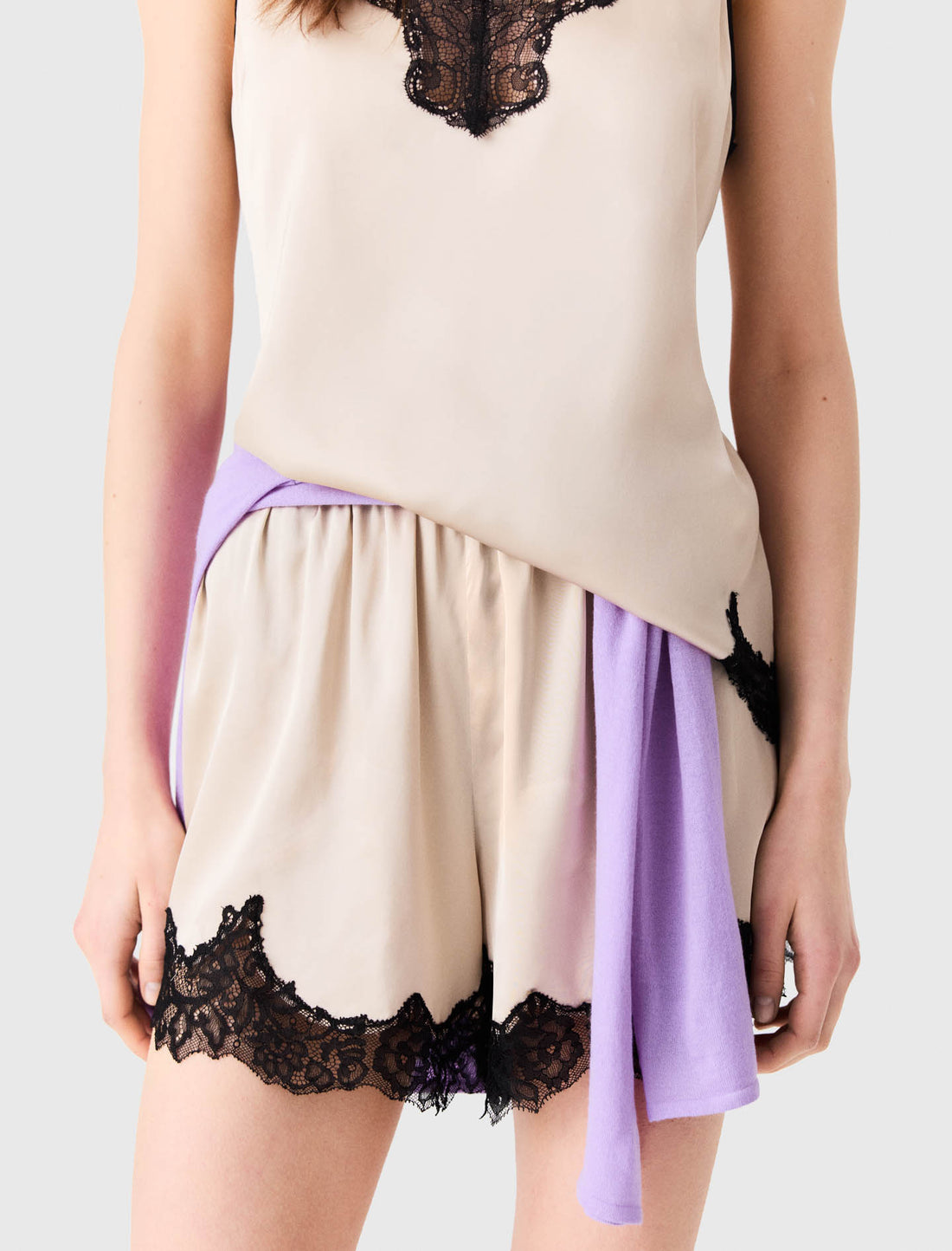 Short de raso y detalles de encaje