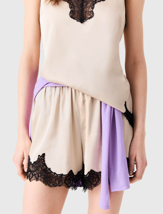 Short de raso y detalles de encaje