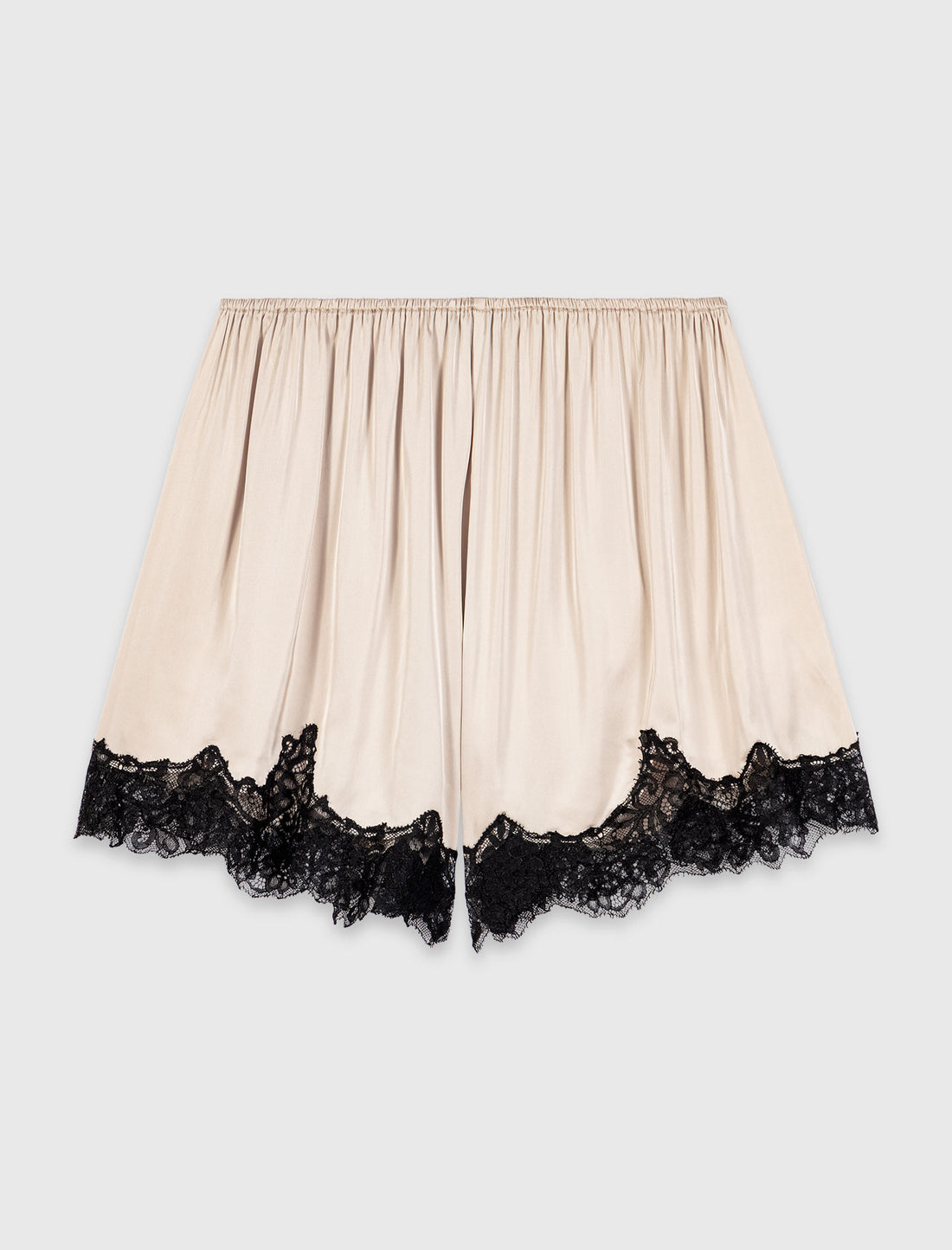 Short de raso y detalles de encaje