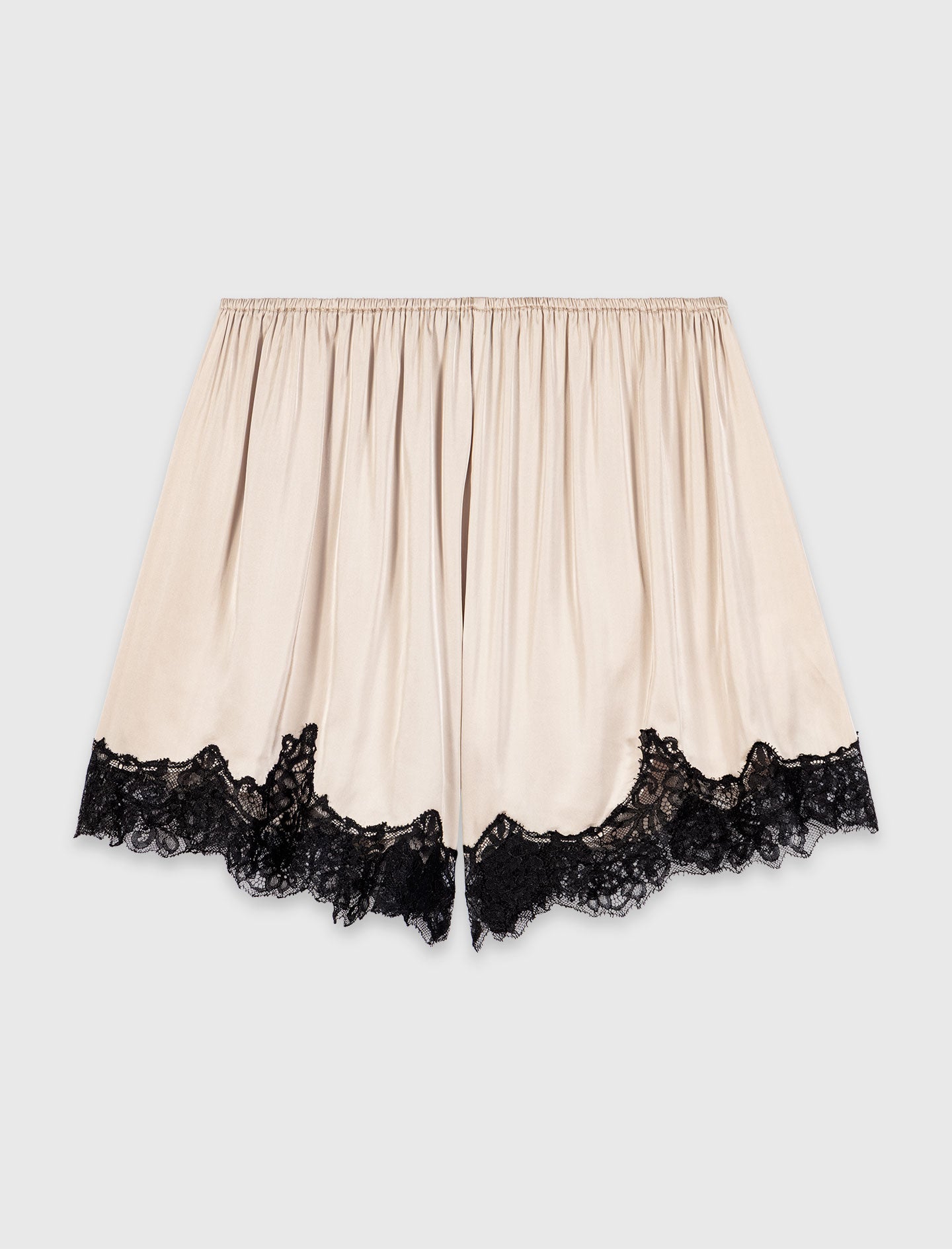 Short de raso y detalles de encaje