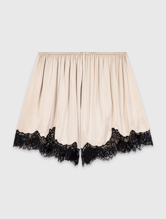 Short de raso y detalles de encaje