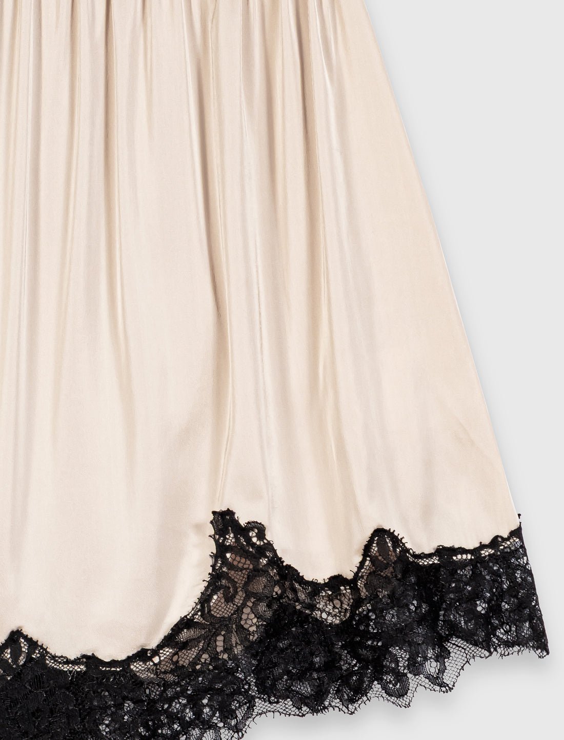 Short de raso y detalles de encaje