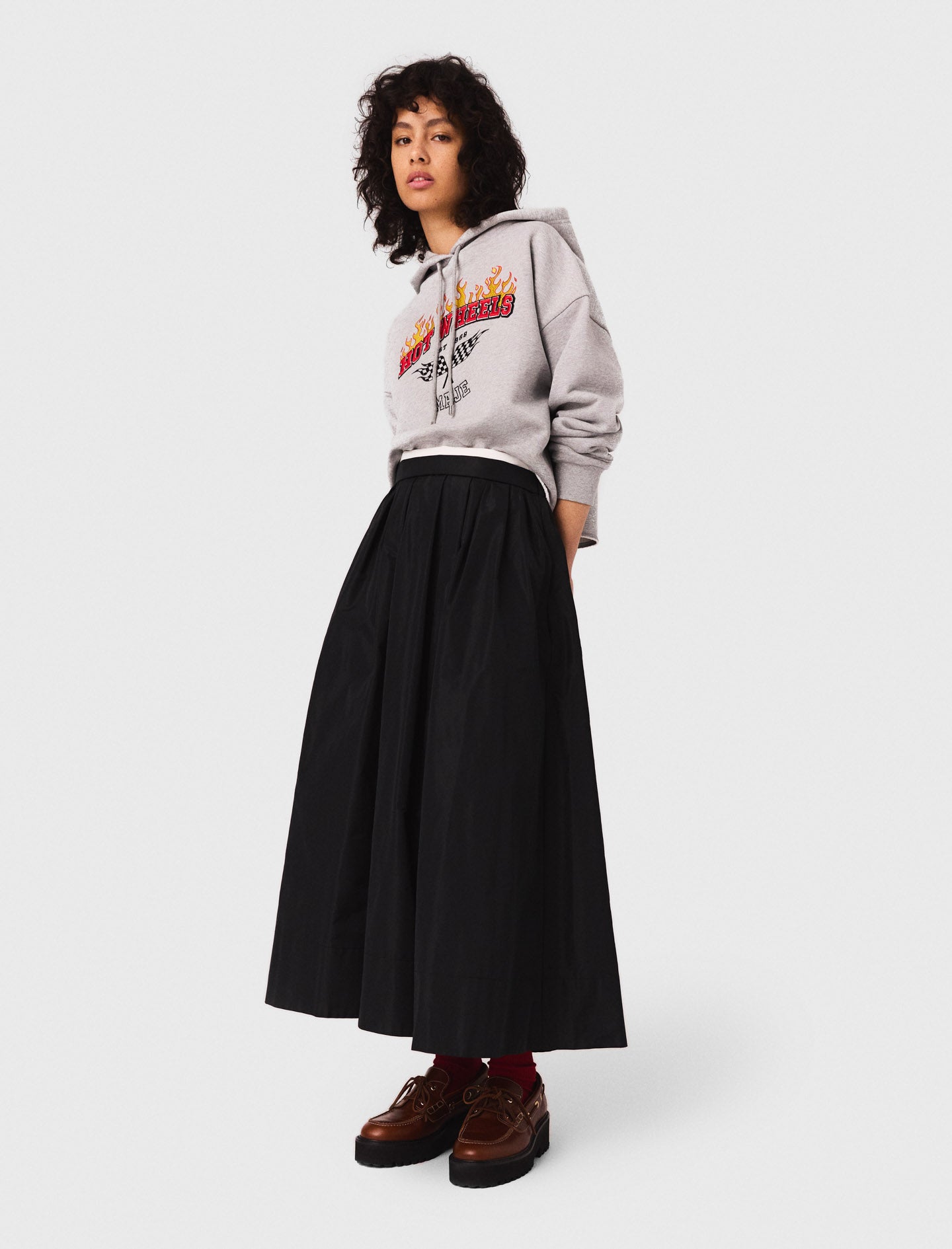 Sudadera corta con logotipo bordado