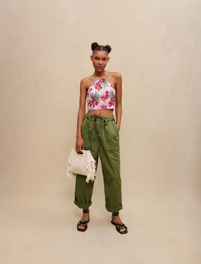 Top corto de lentejuelas con hibisco