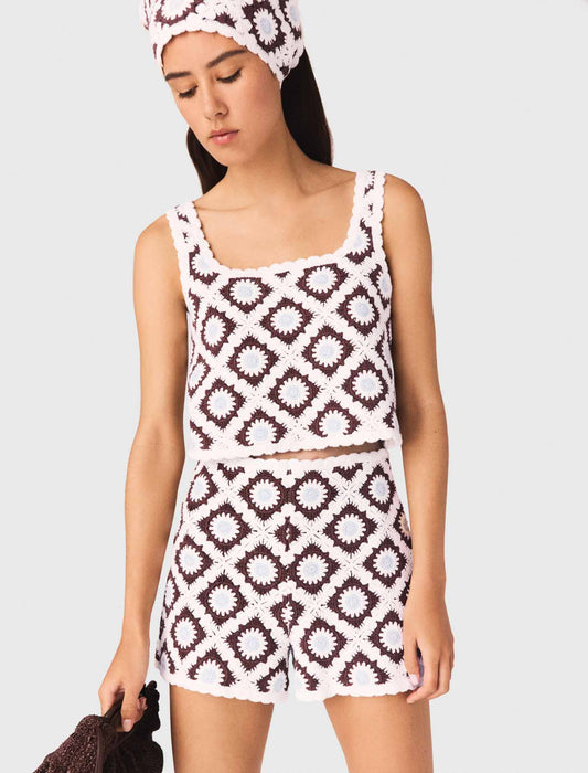 Top de ganchillo con motivo floral