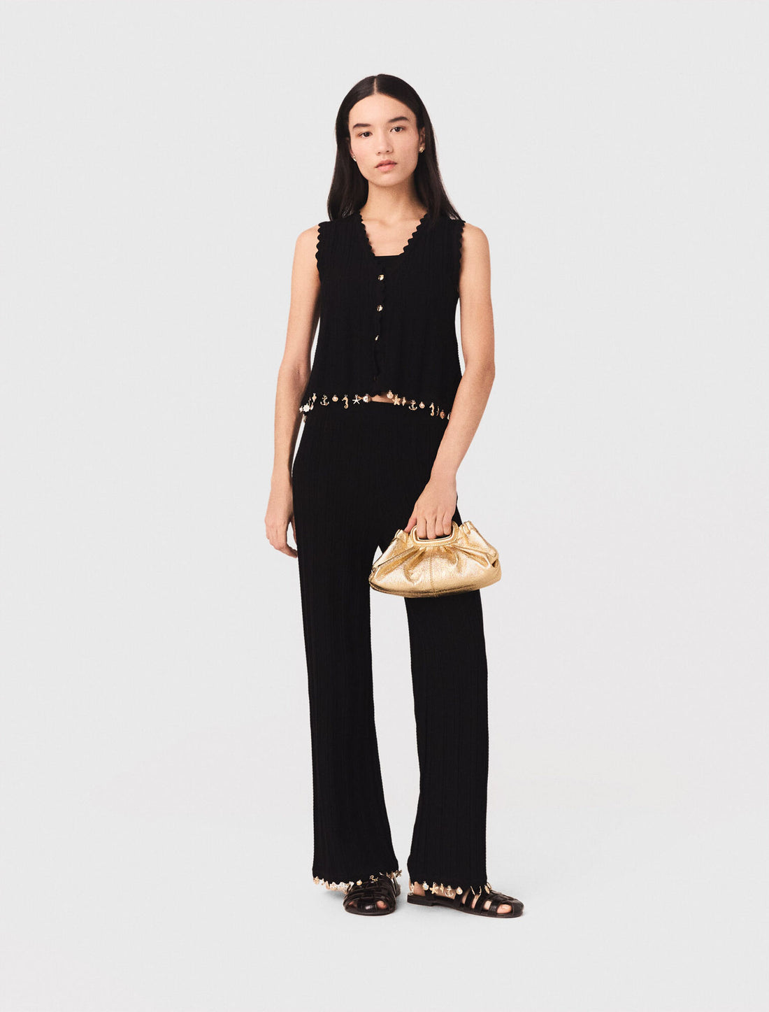 Chaleco de punto con joyas doradas