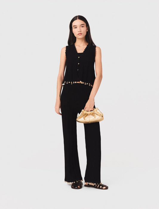 Chaleco de punto con joyas doradas