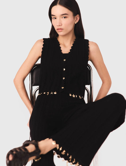 Chaleco de punto con joyas doradas