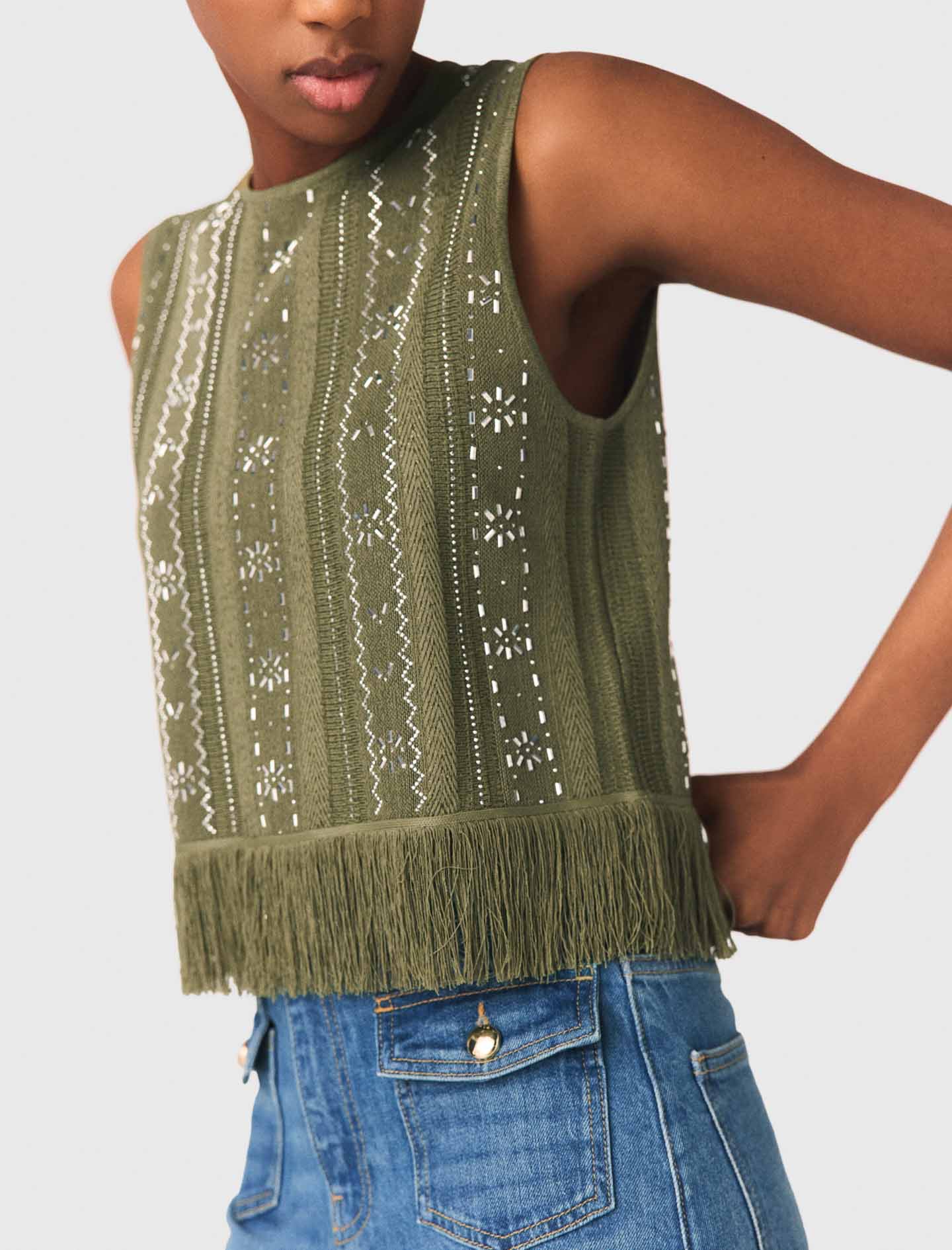 Top con flores de strass y flecos