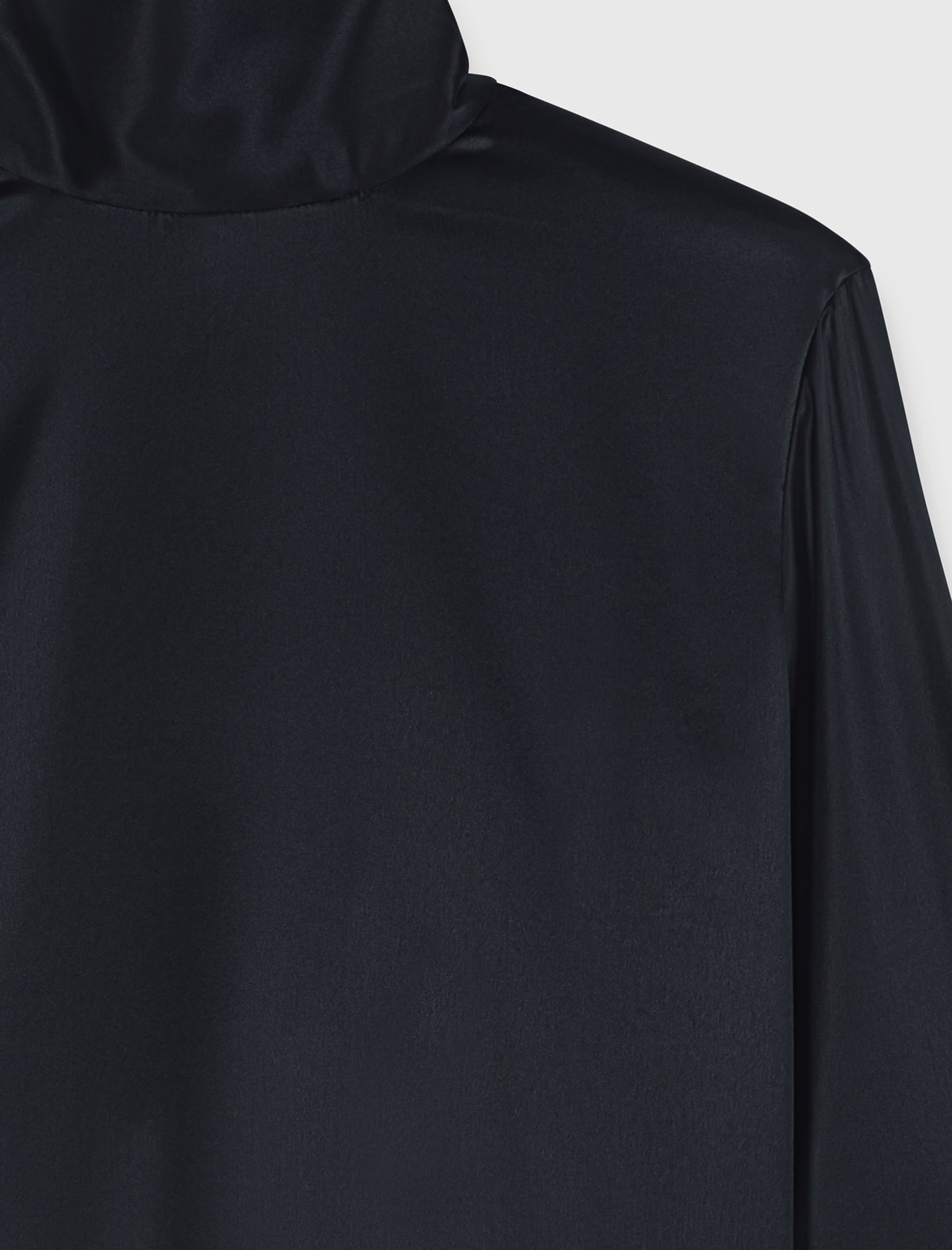 Top de raso con cuello alto
