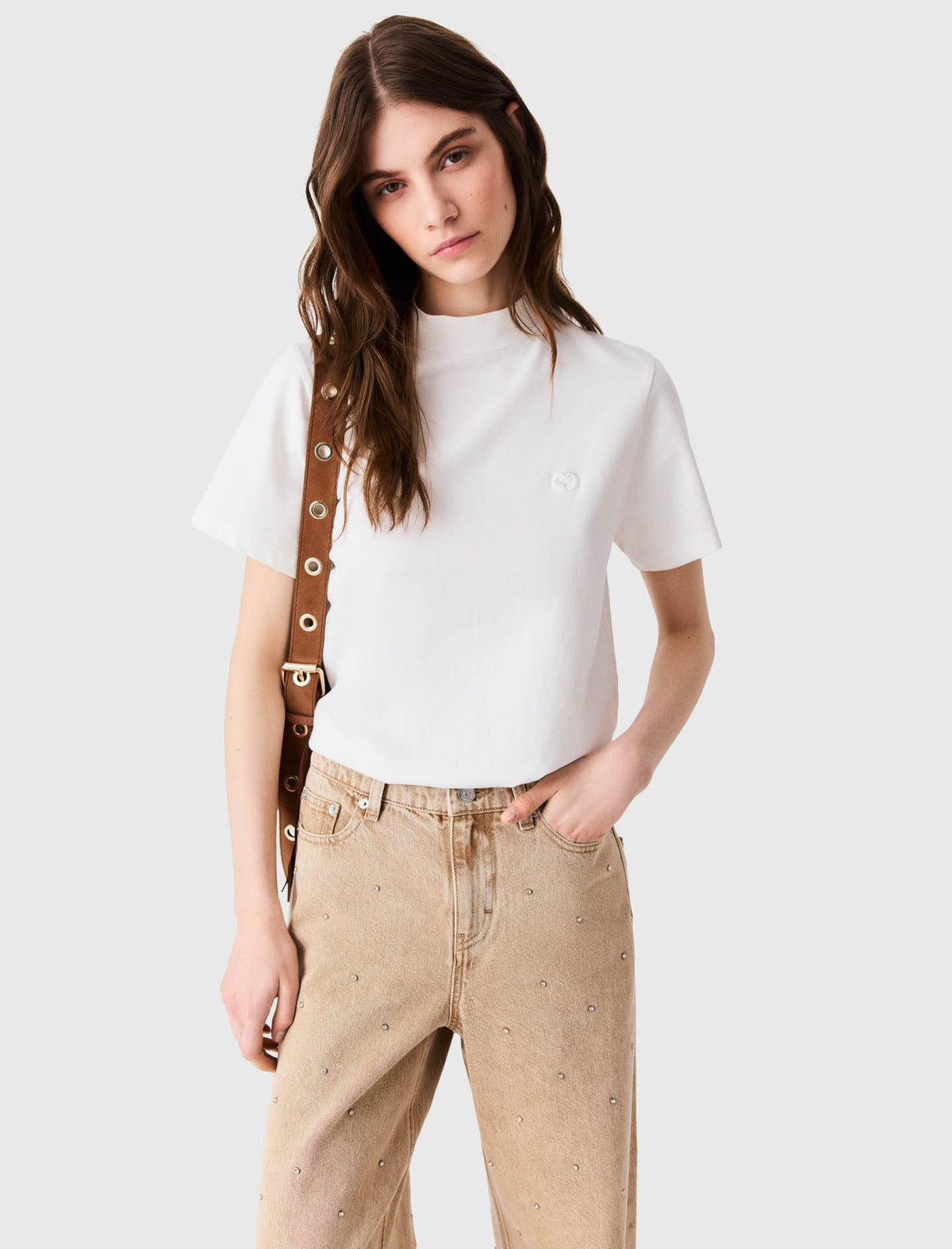 Camiseta cuello caja con zip atrás