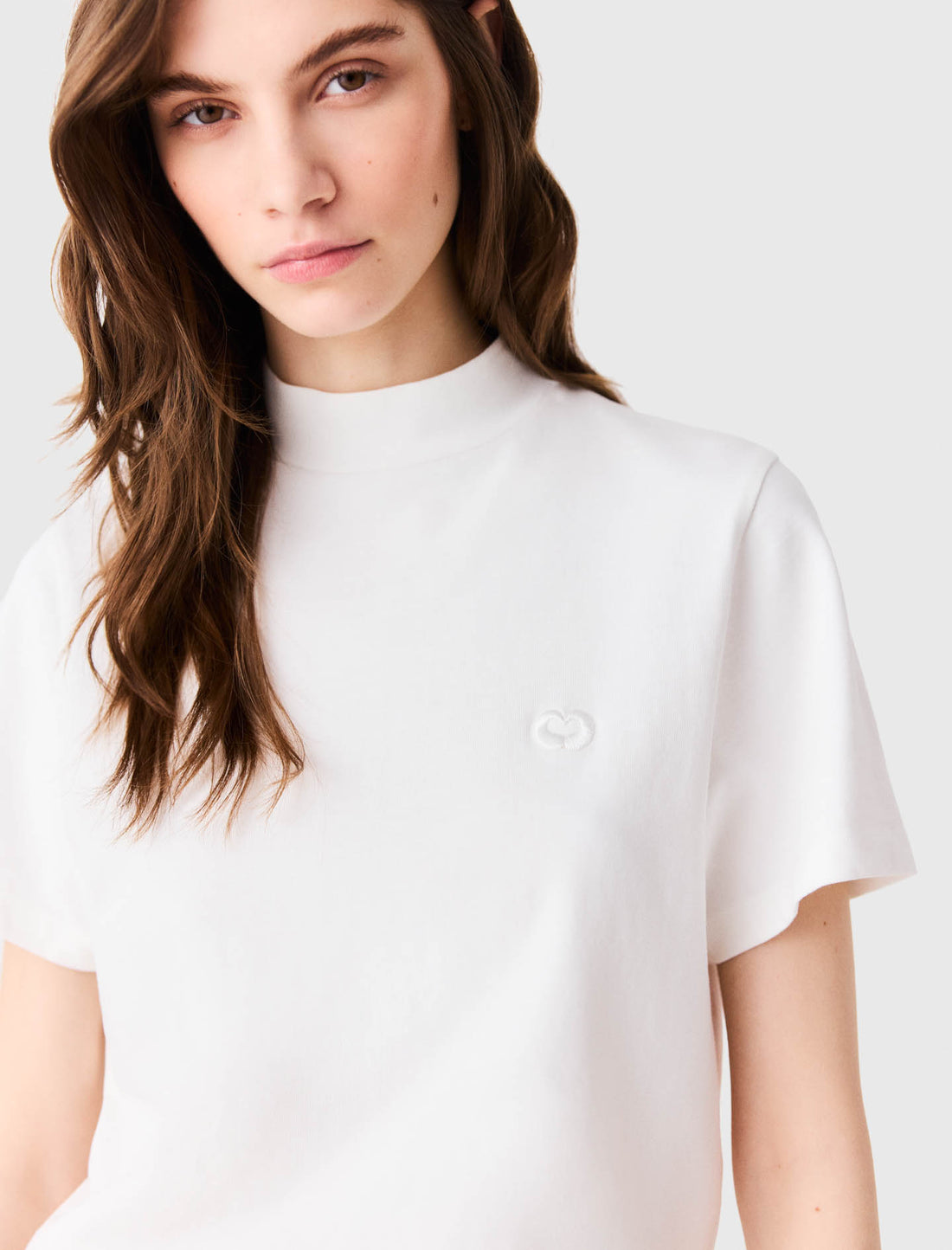 Camiseta cuello caja con zip atrás