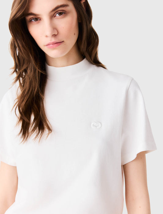 Camiseta cuello caja con zip atrás