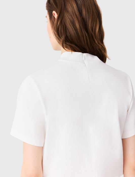 Camiseta cuello caja con zip atrás