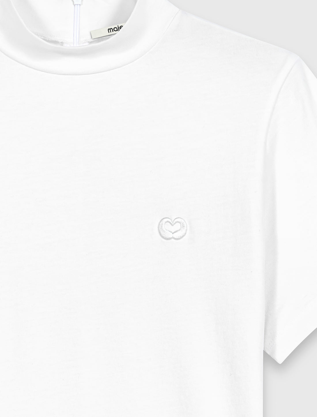 Camiseta cuello caja con zip atrás