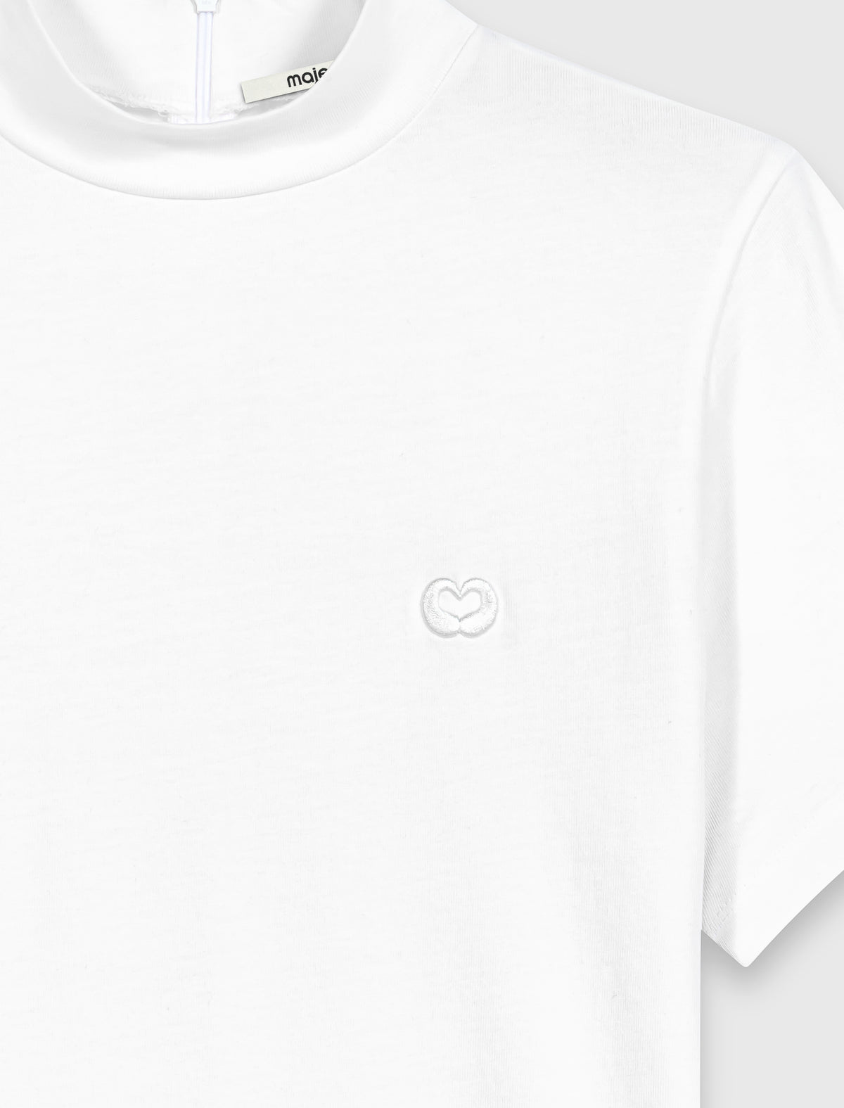 Camiseta cuello caja con zip atrás