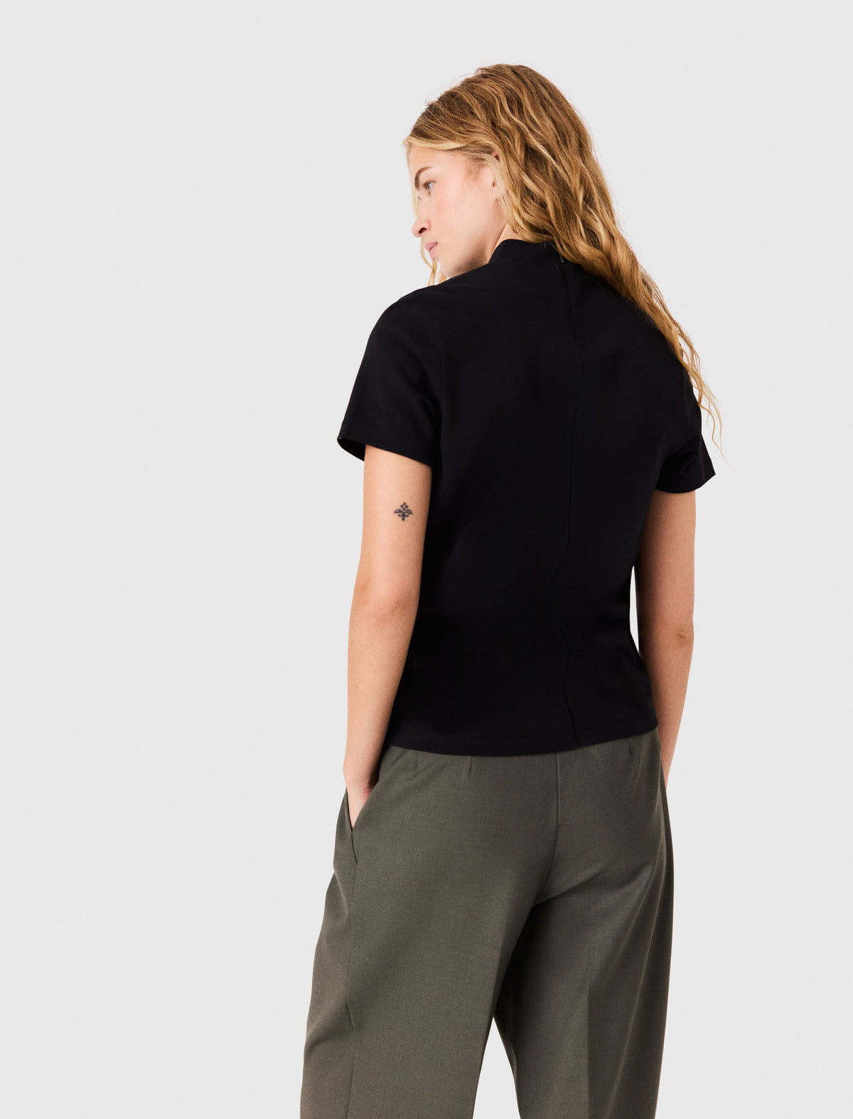 Camiseta con cremallera trasera