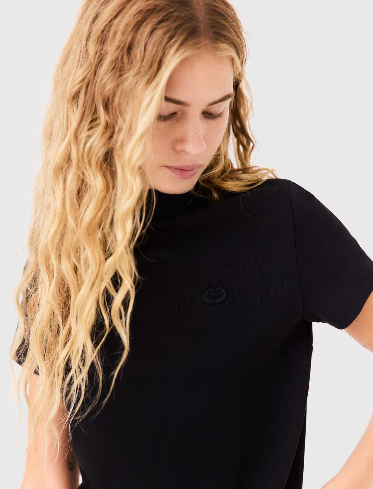 Camiseta con cremallera trasera