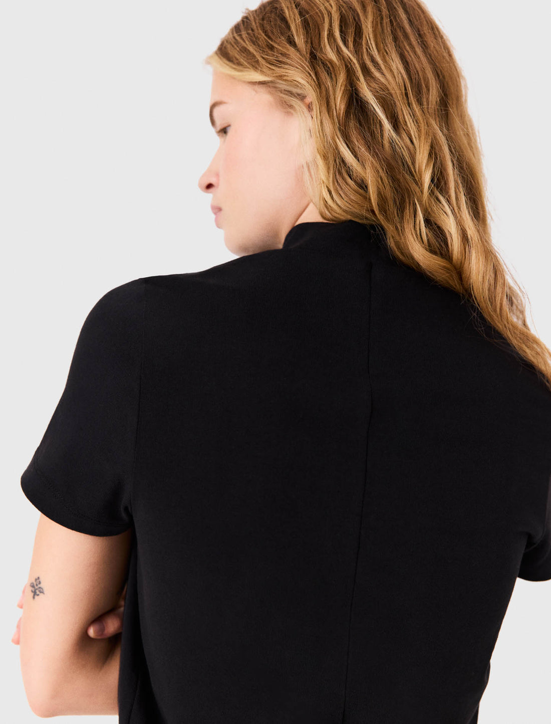 Camiseta con cremallera trasera