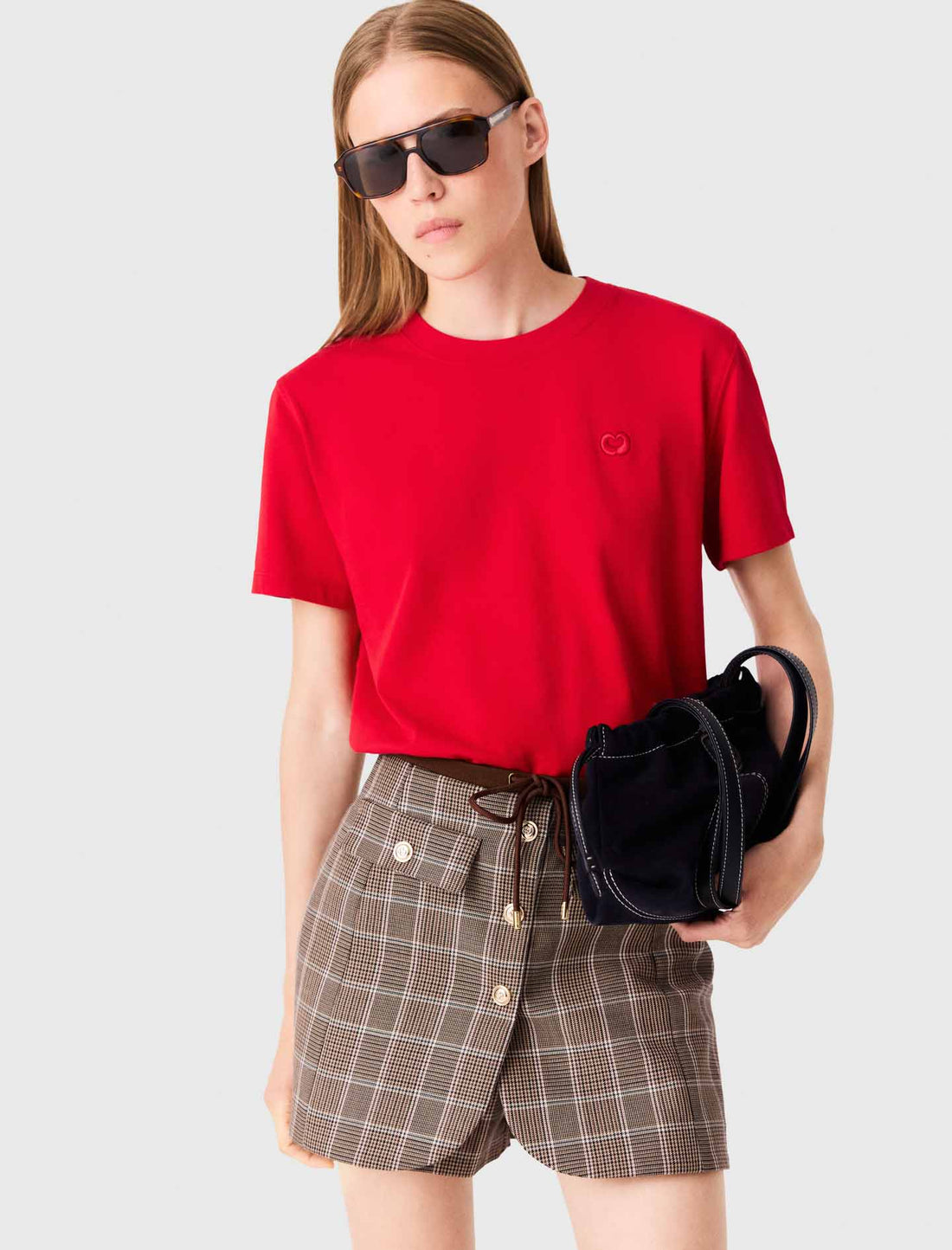 Camiseta con logo bordado
