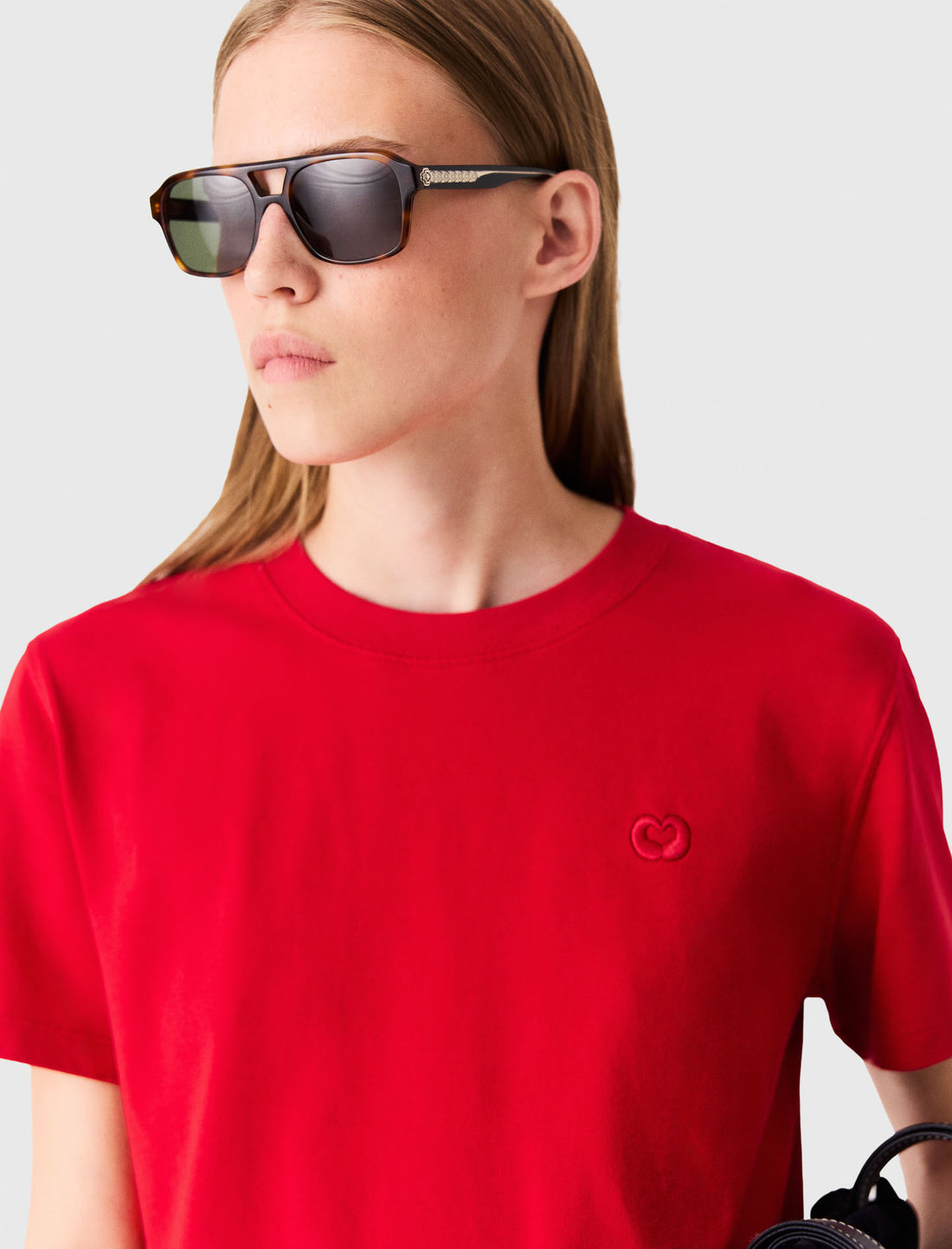 Camiseta con logo bordado
