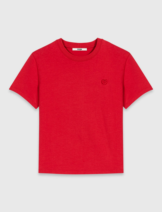 Camiseta con logo bordado