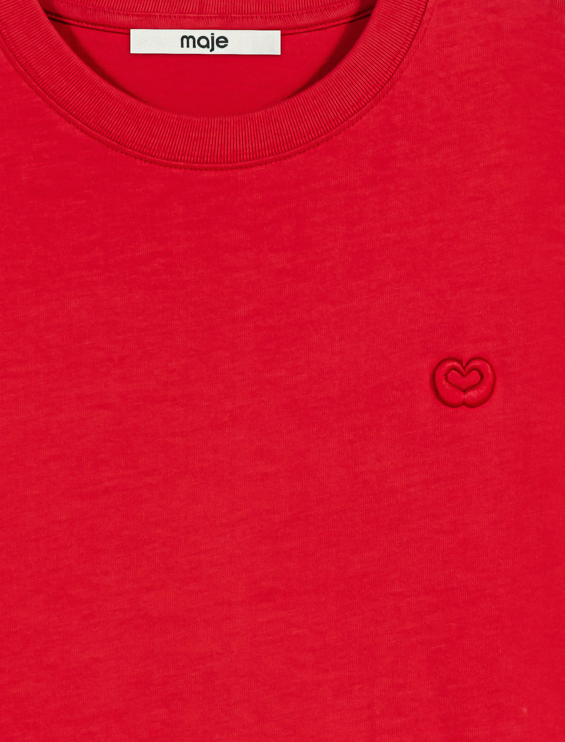 Camiseta con logo bordado
