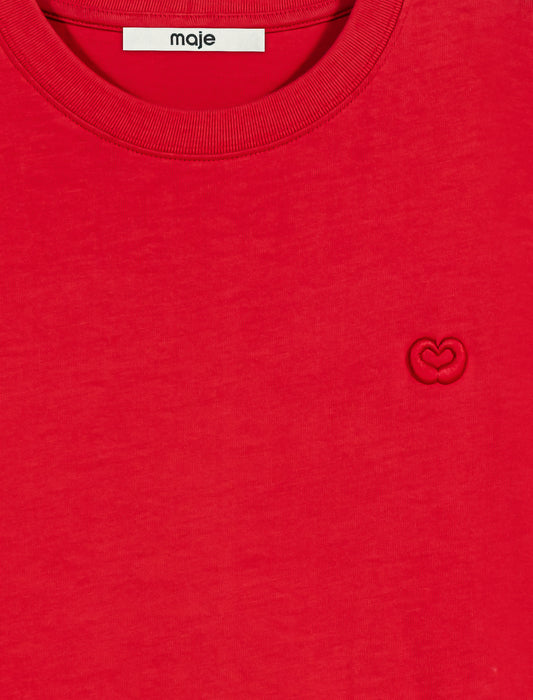 Camiseta con logo bordado