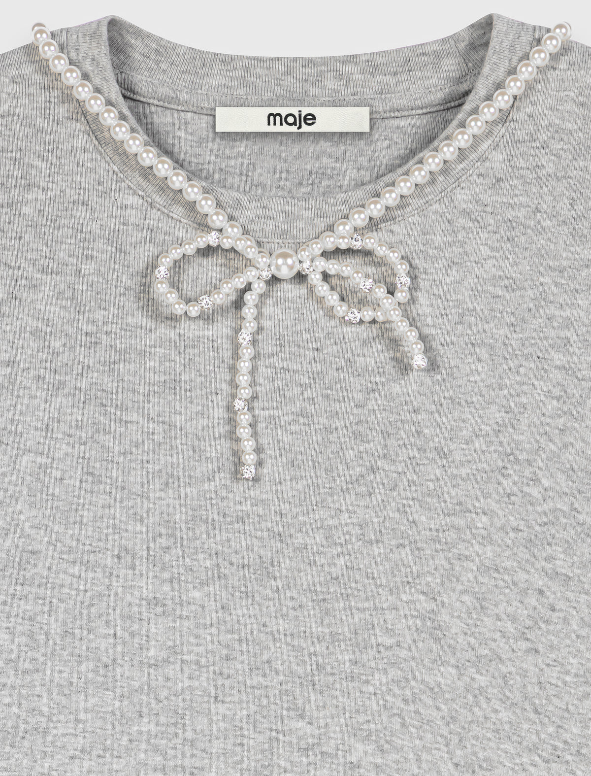 Camiseta con cuello joya extraíble