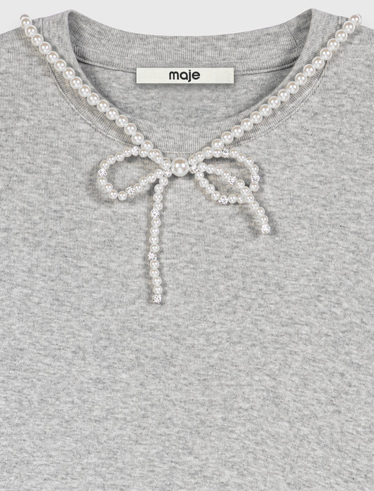 Camiseta con cuello joya extraíble