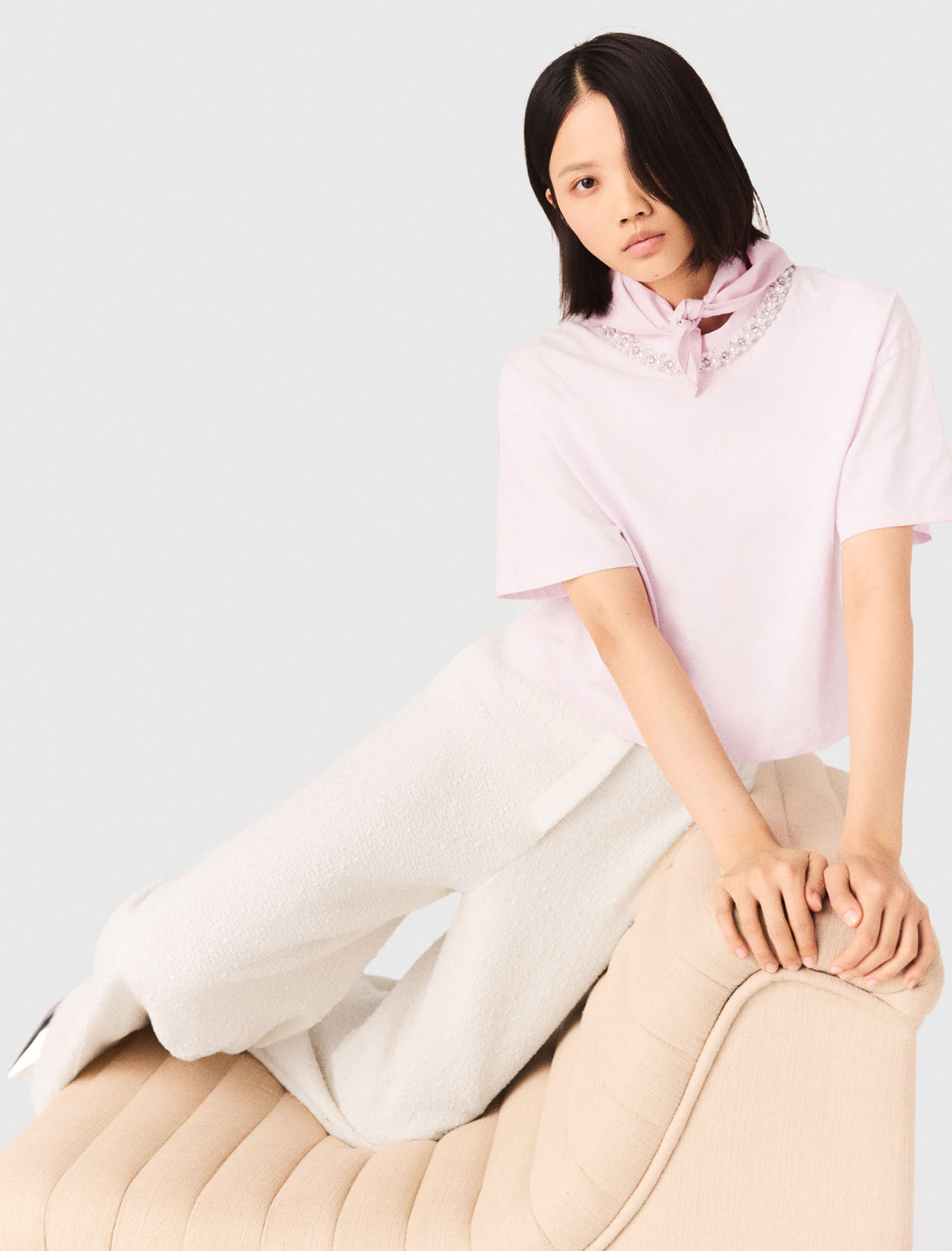 Camiseta con cuello joya