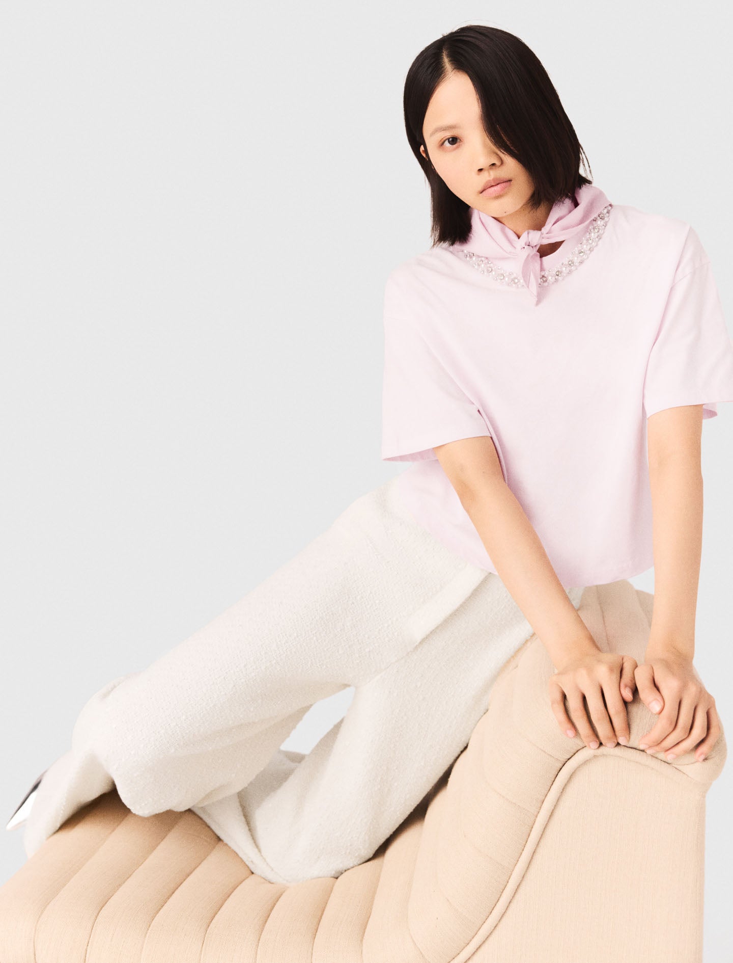 Camiseta con cuello joya