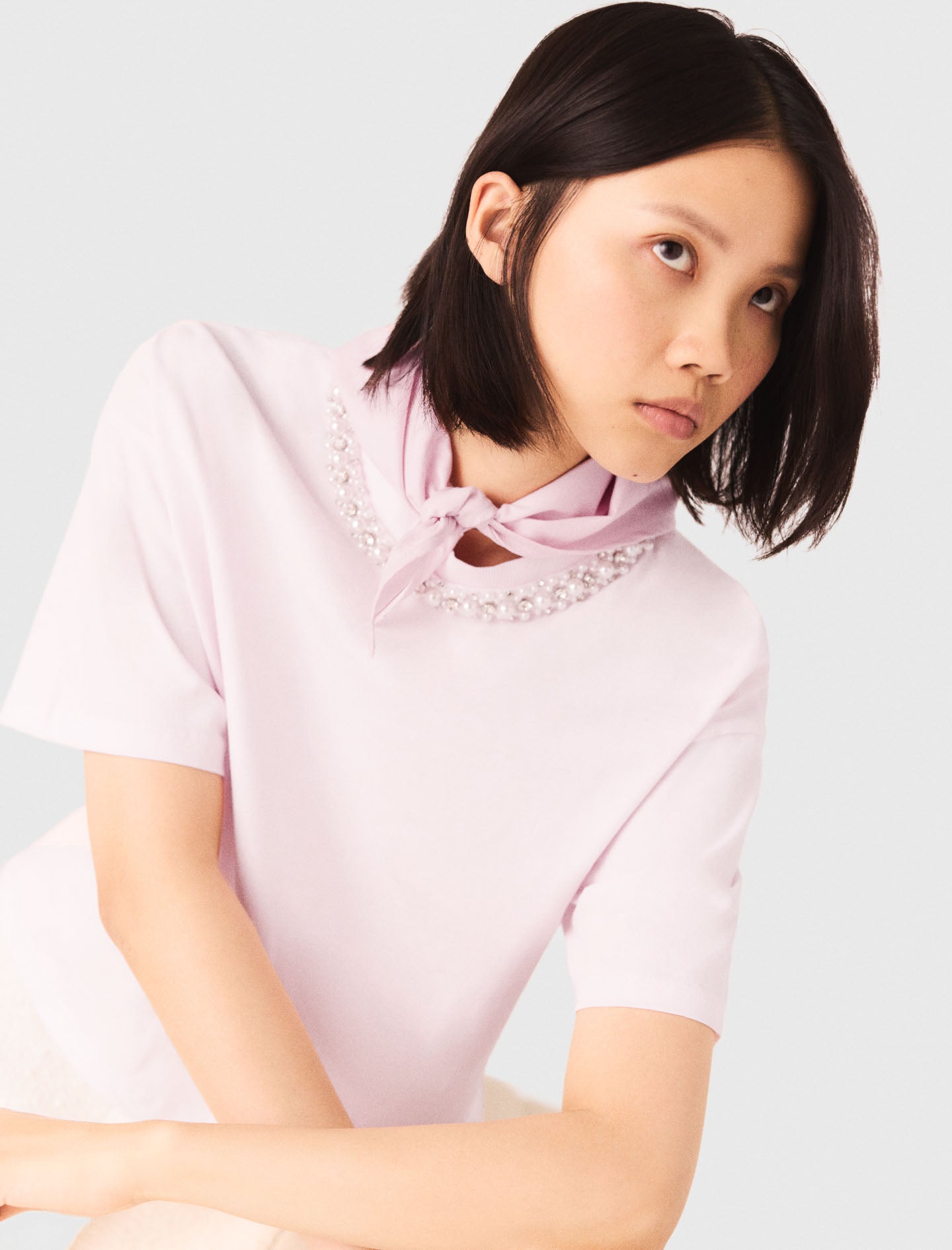 Camiseta con cuello joya