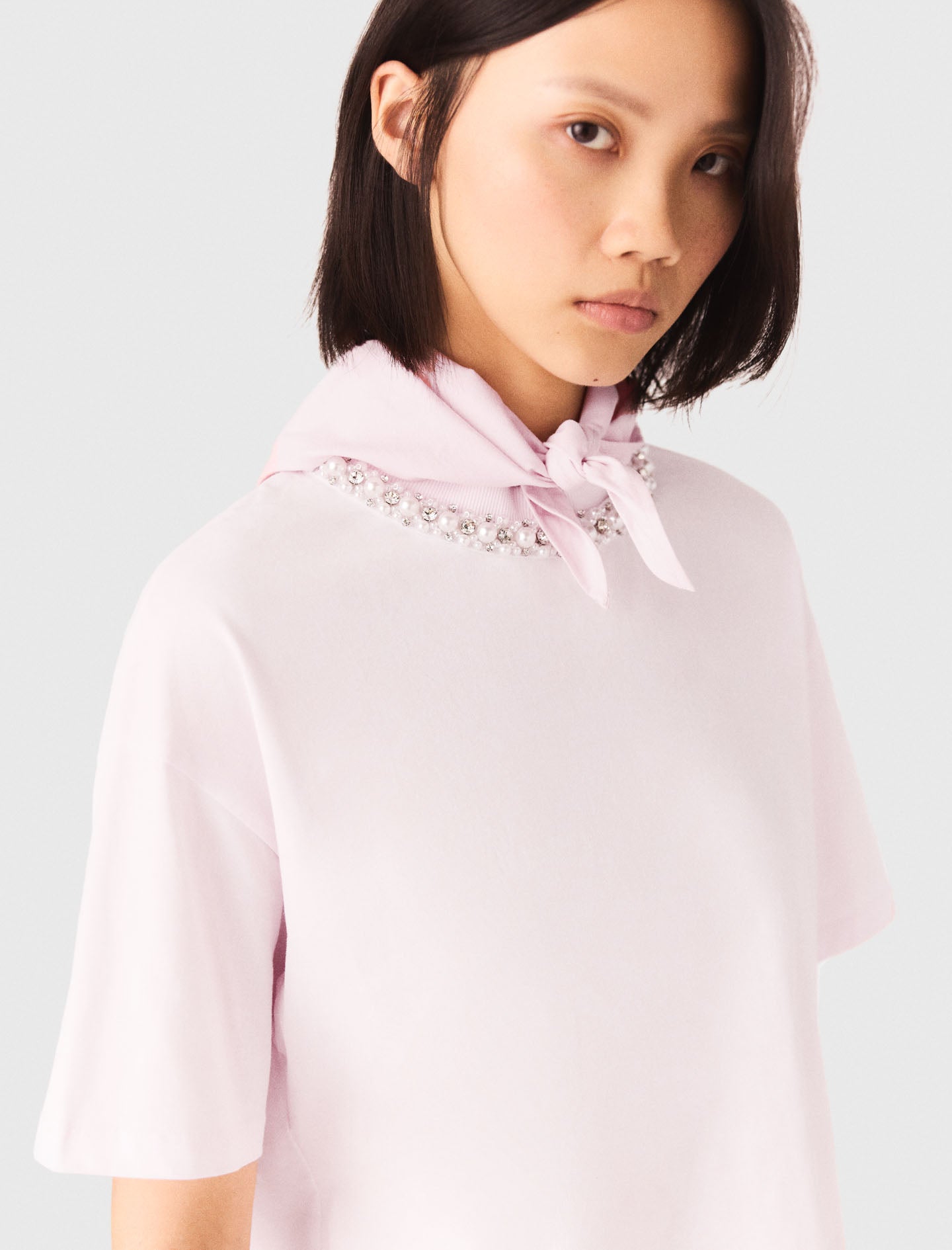 Camiseta con cuello joya