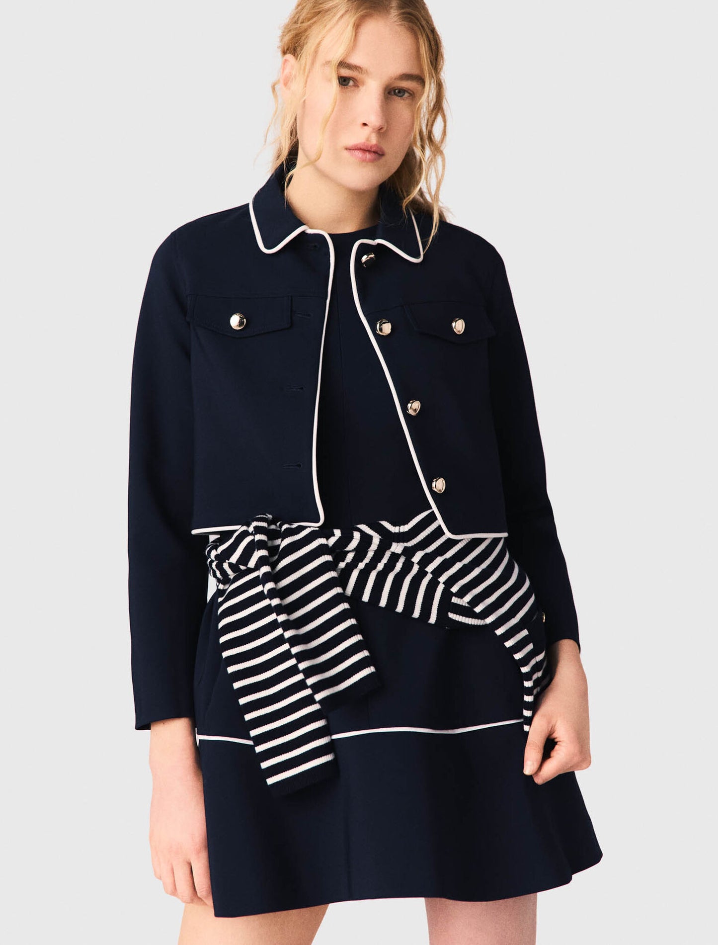 Chaqueta corta con ribete contraste
