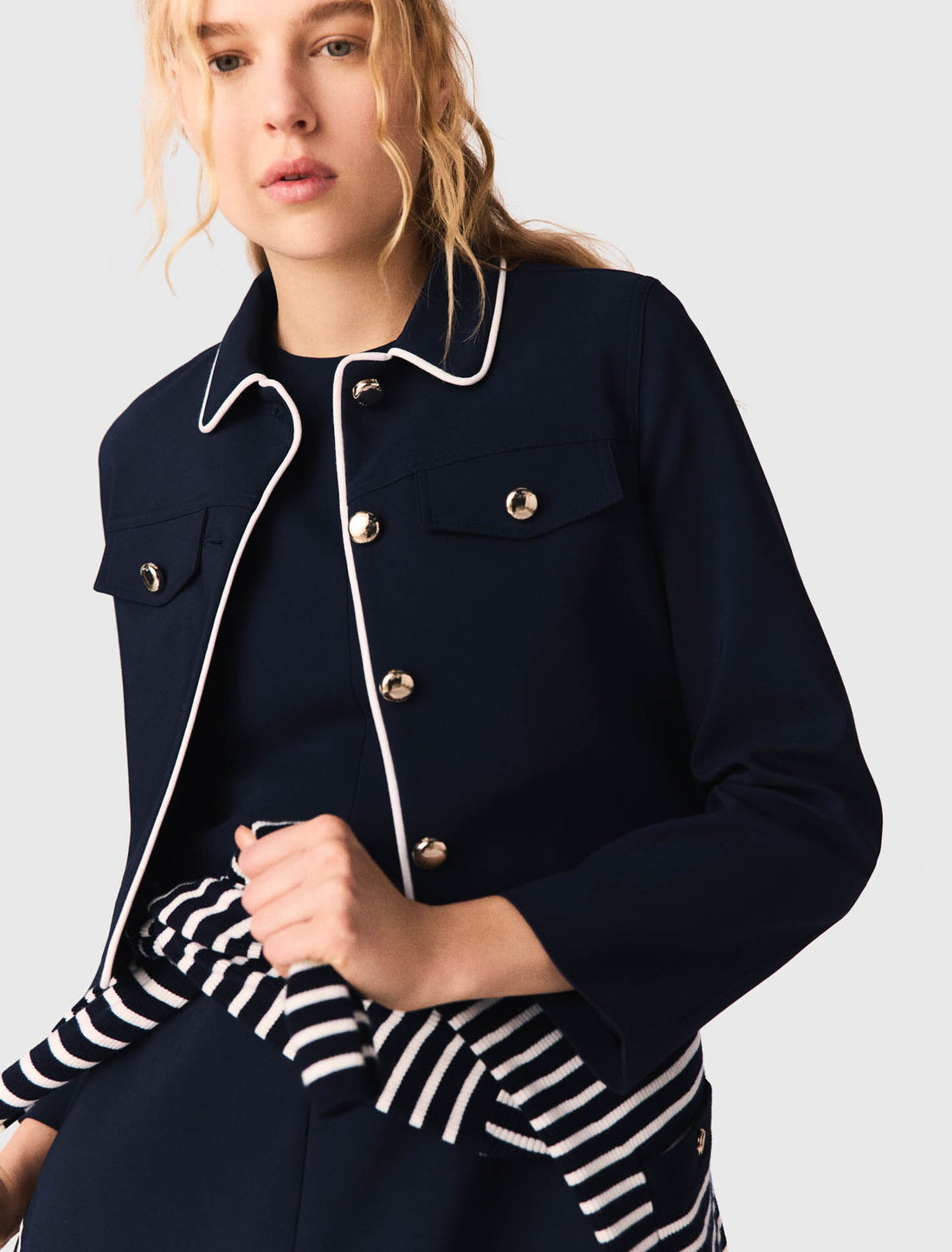 Chaqueta corta con ribete contraste