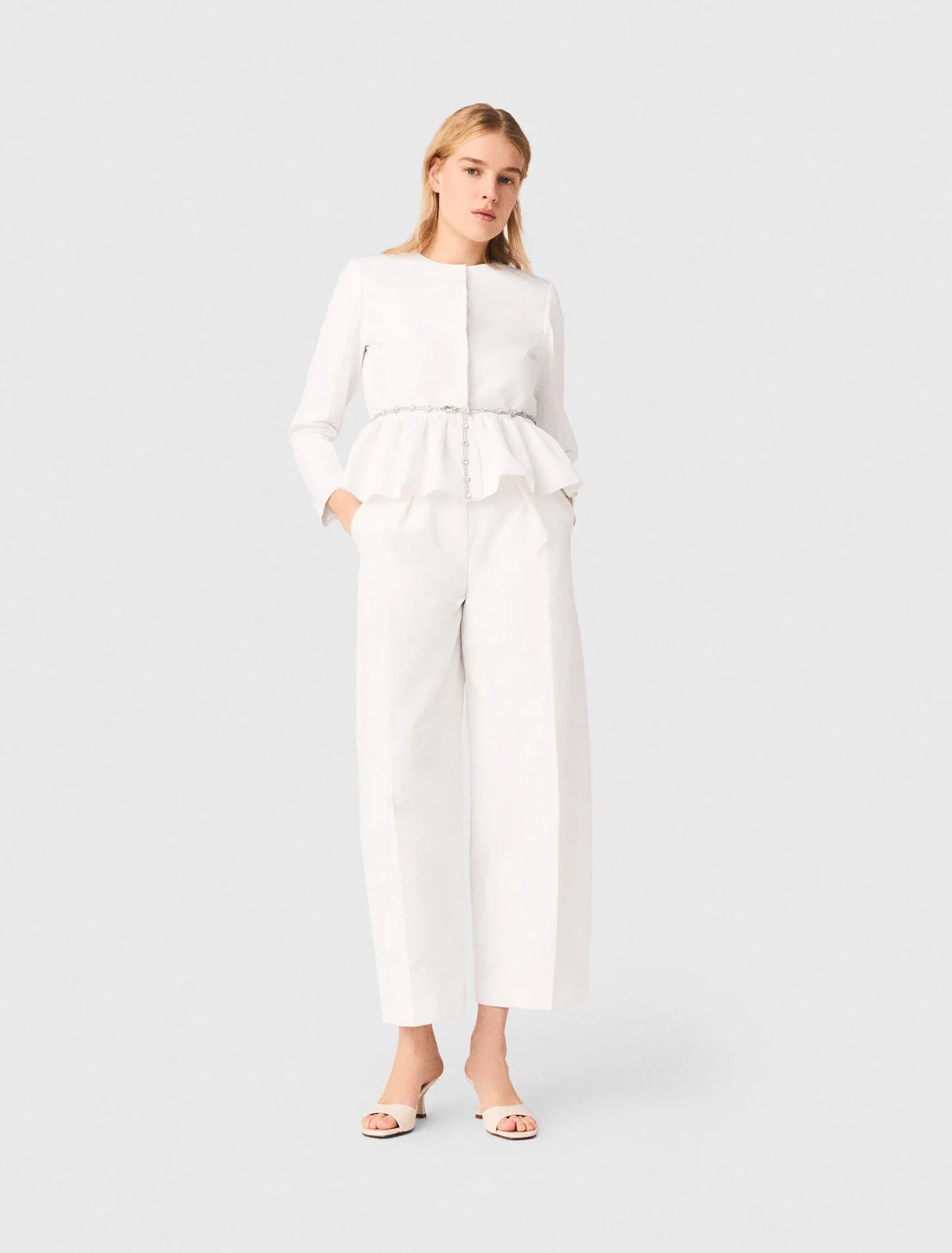 Chaqueta corta con cinturón joya