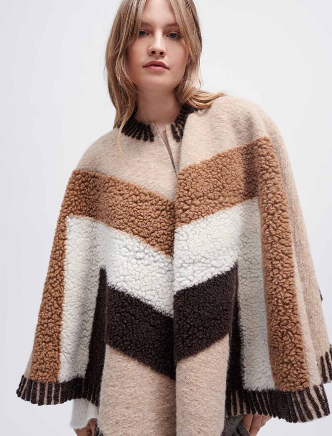 Poncho de rayas en contraste con textura