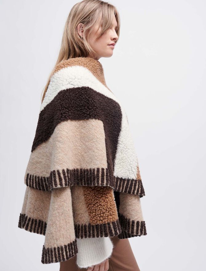 Poncho de rayas en contraste con textura
