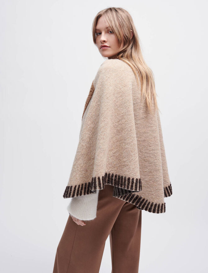 Poncho de rayas en contraste con textura