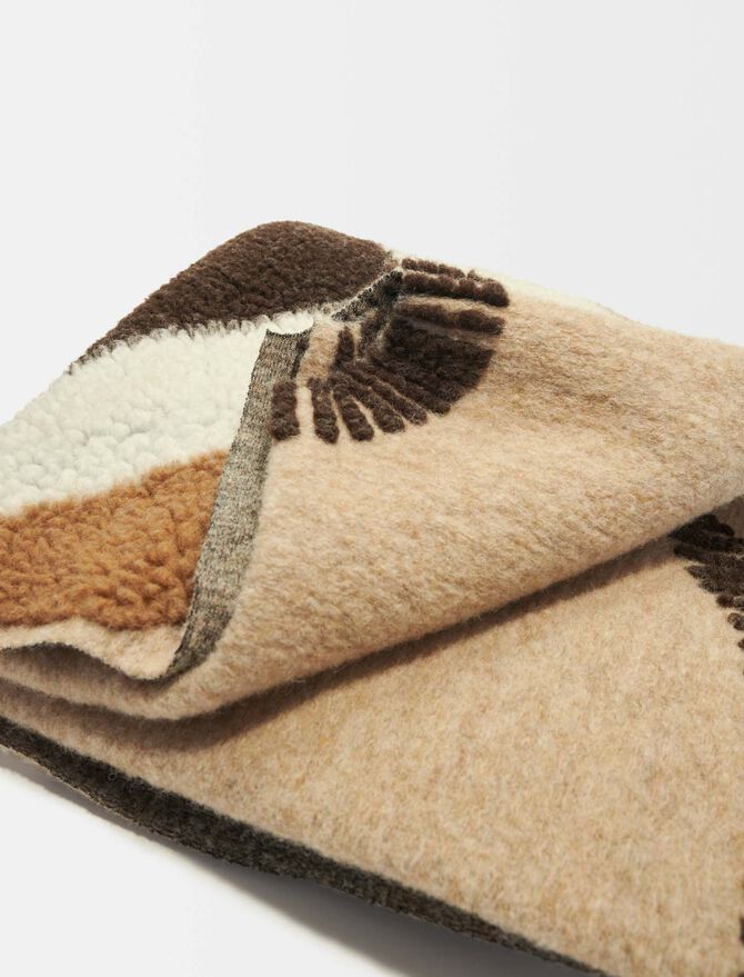 Poncho de rayas en contraste con textura