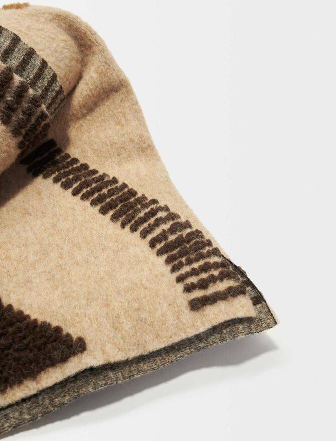Poncho de rayas en contraste con textura