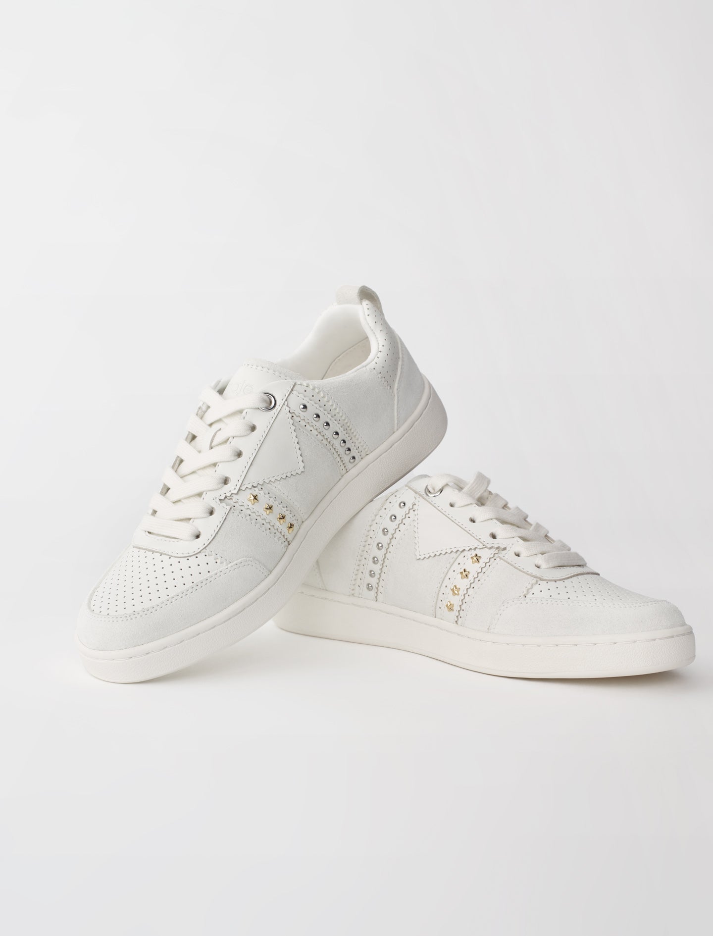 Sneakers de piel blancos con tachuelas