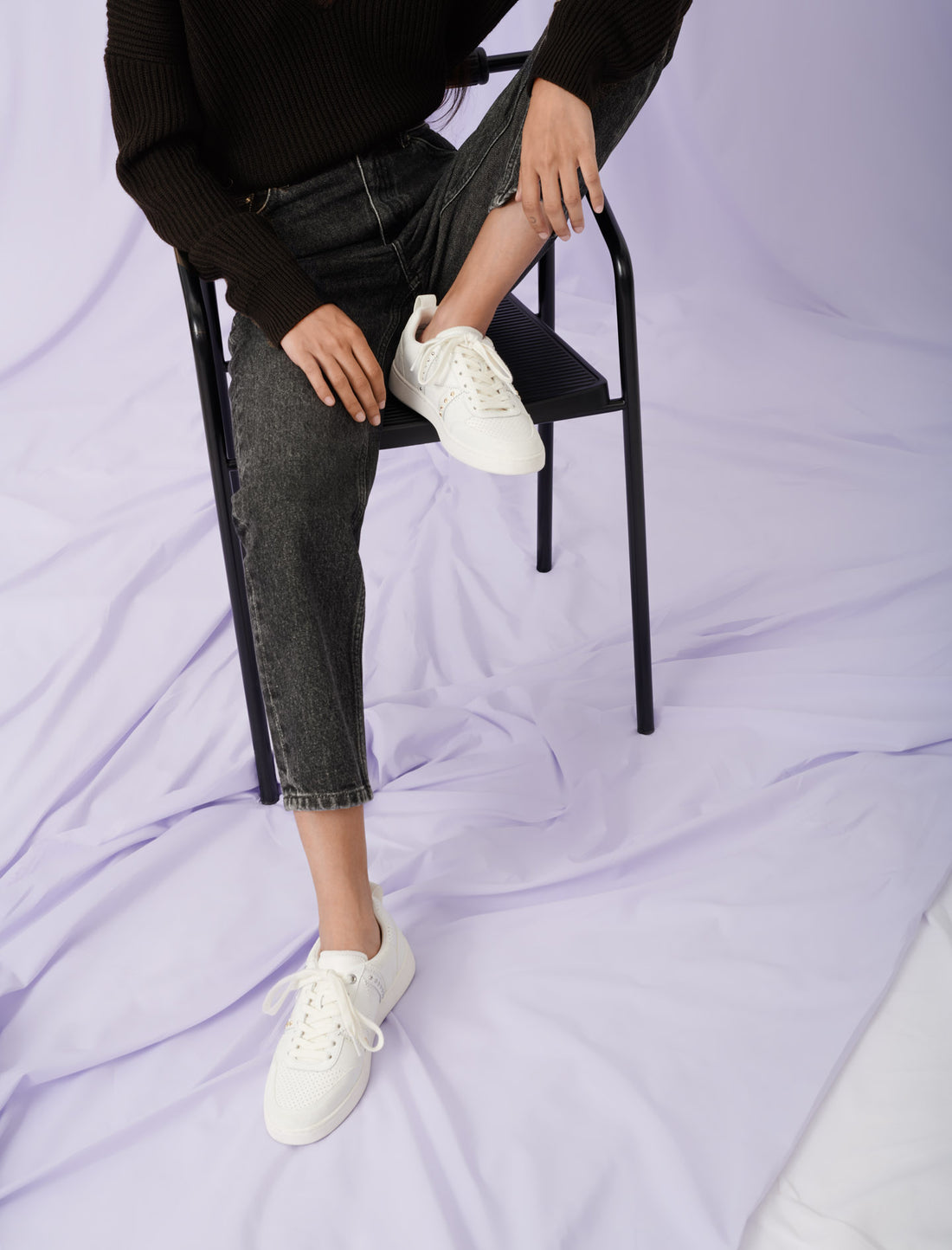 Sneakers de piel blancos con tachuelas