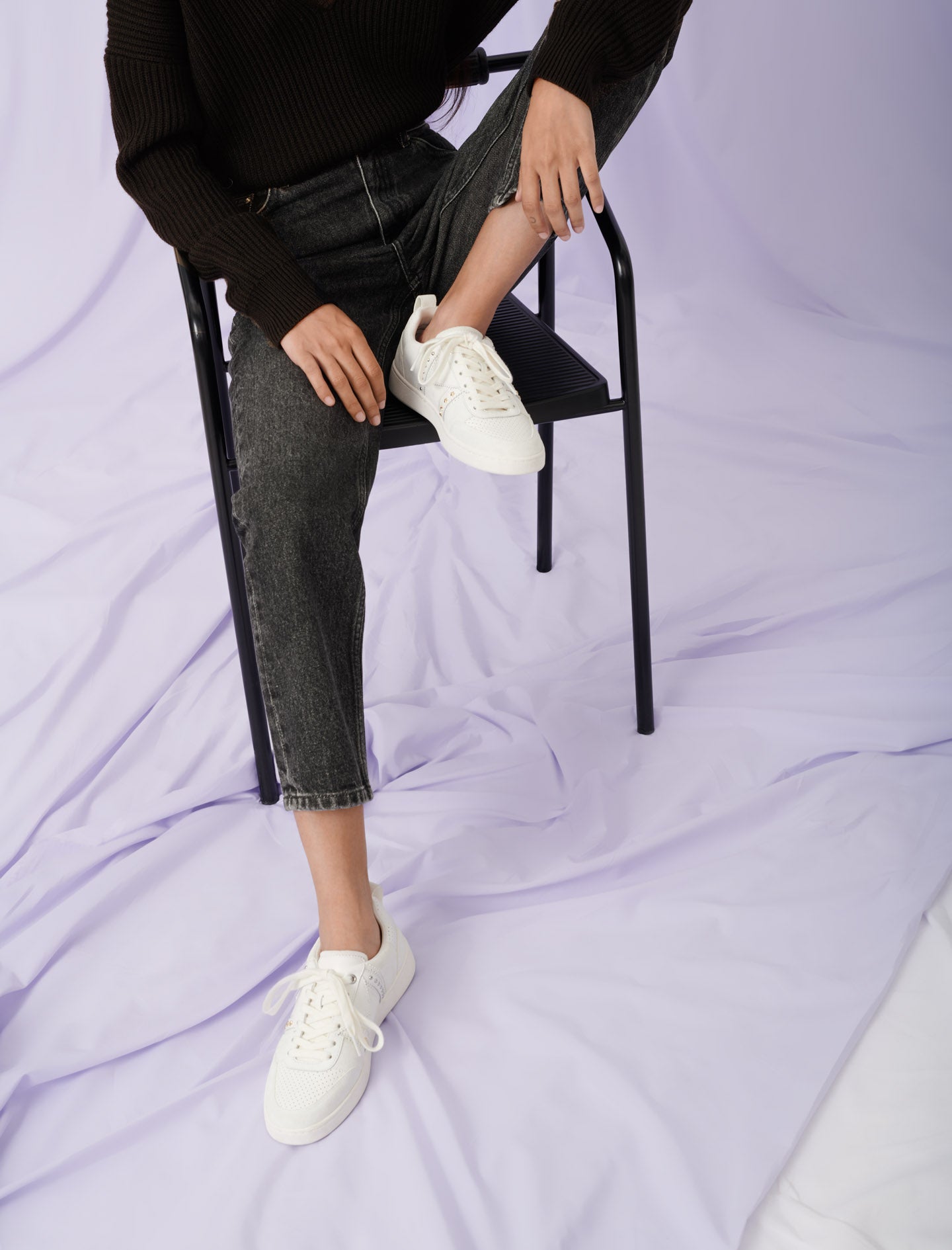 Sneakers de piel blancos con tachuelas