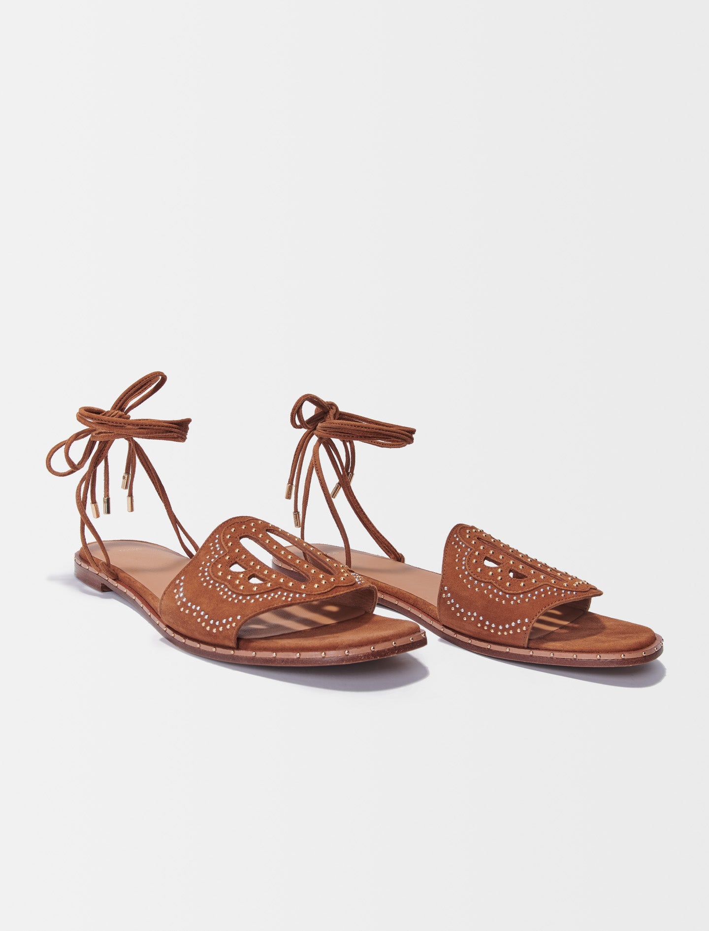 Sandalias planas para atar con tachuelas