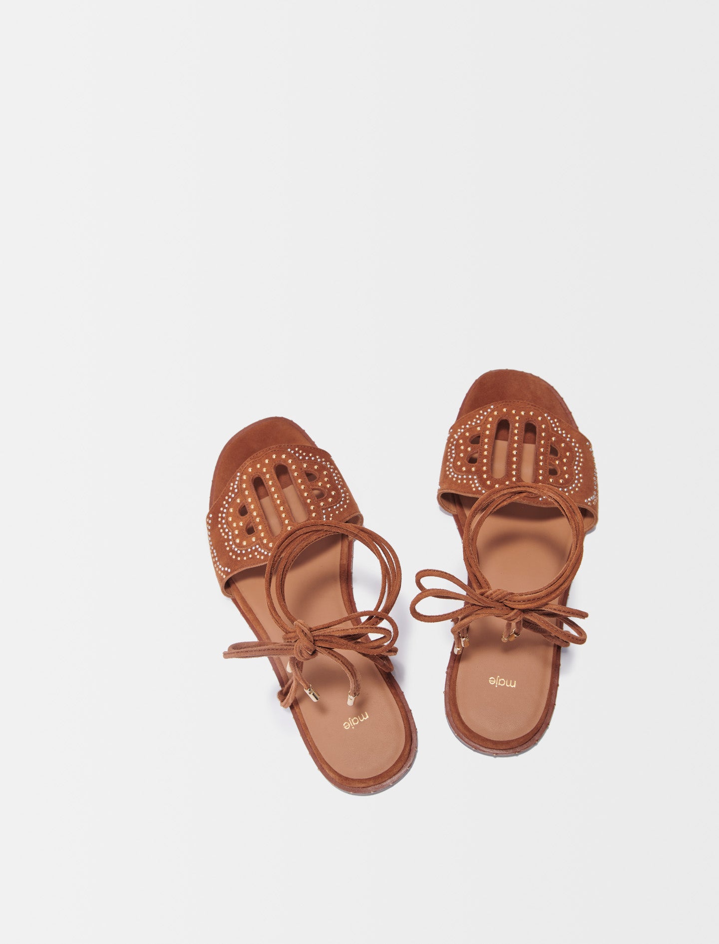 Sandalias planas para atar con tachuelas