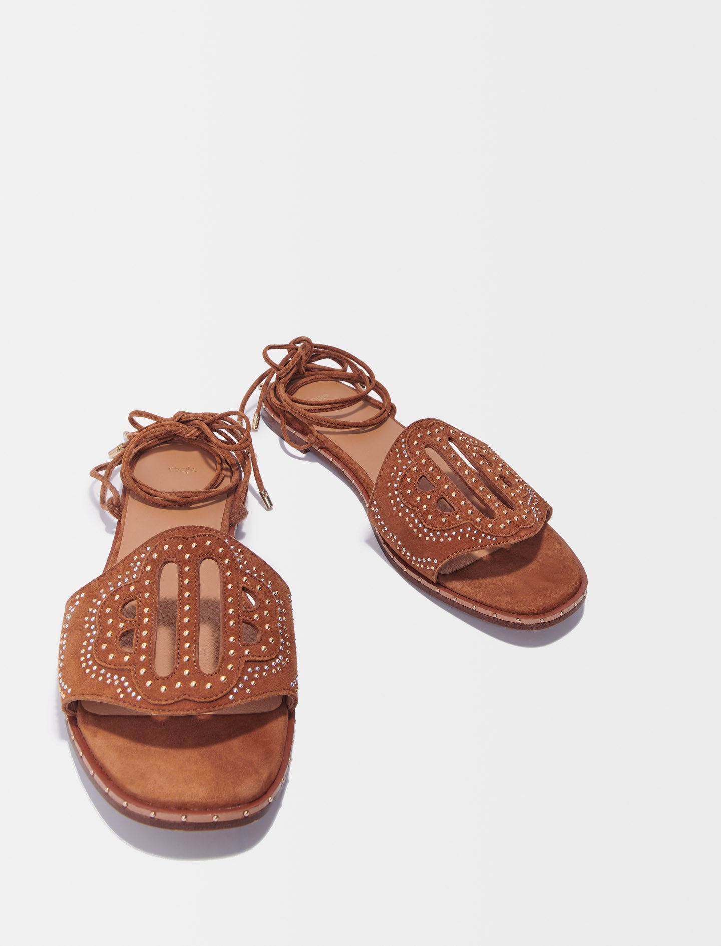 Sandalias planas para atar con tachuelas