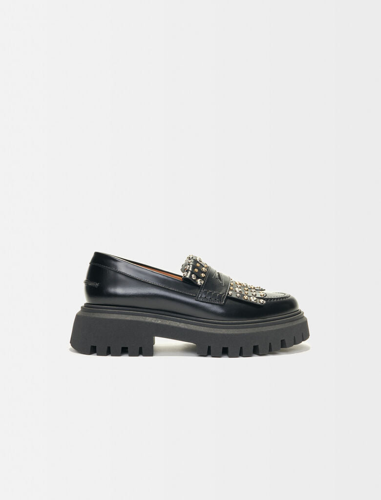 Mocasines con plataformas y tachuelas