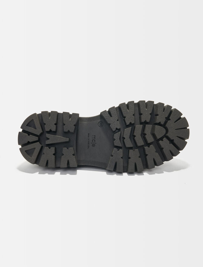 Mocasines con plataformas y tachuelas